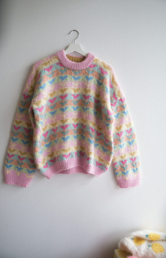 Colorful hiking sweater women knitting pattern. Wool sweater knitted for women. Hiking sweater pattern. Cool knitted sweaters. Colorful knitted sweater pattern and yarn. Women's knitted sweater pattern.