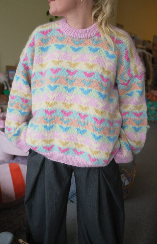 Colorful hiking sweater women knitting pattern. Wool sweater knitted for women. Hiking sweater pattern. Cool knitted sweaters. Colorful knitted sweater pattern and yarn. Women's knitted sweater pattern.