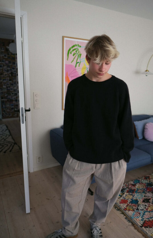 Men's knitted sweater pattern for an angel sweater for men with raglan from top to bottom. Thin men's sweater knitting pattern merino sweater