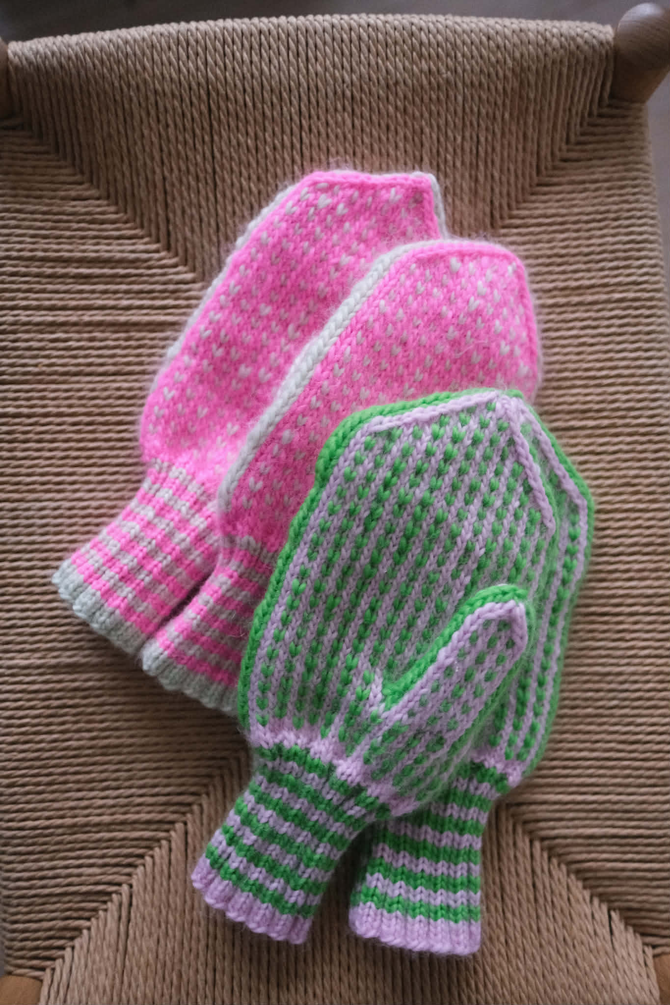 North Mittens Knitting Pattern - HipKnitShop Knitted mittens pattern. Simple wool mittens in traditional style pattern and yarn. Selbu mittens and similar mitten patterns inspiration for mitten knitting. Gift knitting inspiration