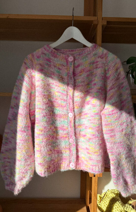 cardigan with stripe knitting pattern. Cardigan for women knitted top down. Knitting pattern womens cardigan knitted top down with stripes in bonbon brushed alpaca