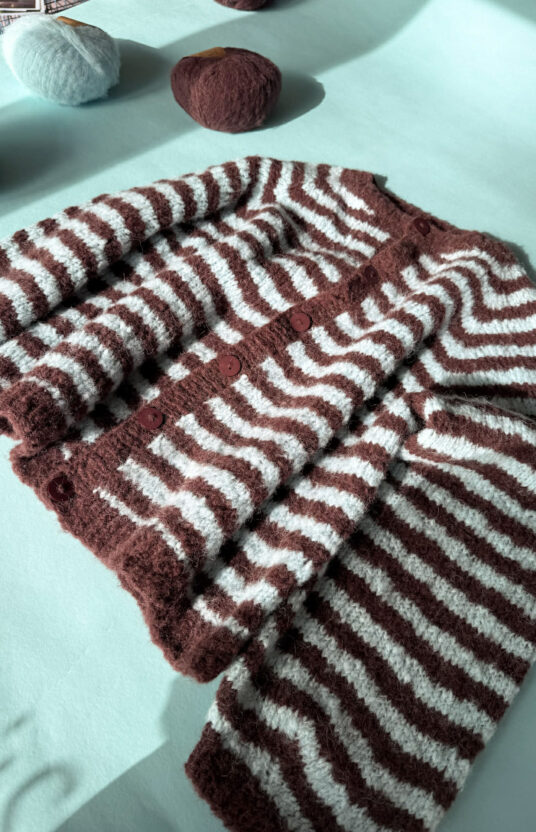 cardigan with stripe knitting pattern. Cardigan for women knitted top down. Knitting pattern womens cardigan knitted top down with stripes in bonbon brushed alpaca