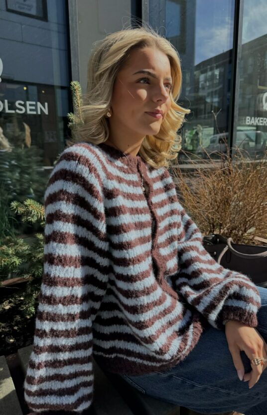 cardigan with stripe knitting pattern. Cardigan for women knitted top down. Knitting pattern womens cardigan knitted top down with stripes in bonbon brushed alpaca