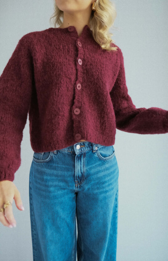 cardigan with stripe knitting pattern. Cardigan for women knitted top down. Knitting pattern womens cardigan knitted top down with stripes in bonbon brushed alpaca