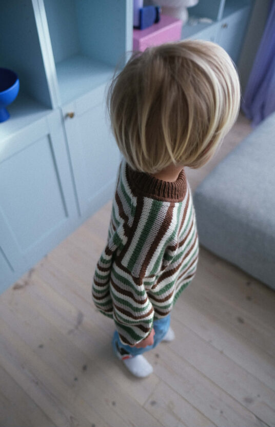 knitting pattern sweater for children with stripes. Sweater knitted from top to bottom. Knit for boy. knit for girl. nice and easy kids sweater pattern. Knitting pattern kids sweater with stripes in merino